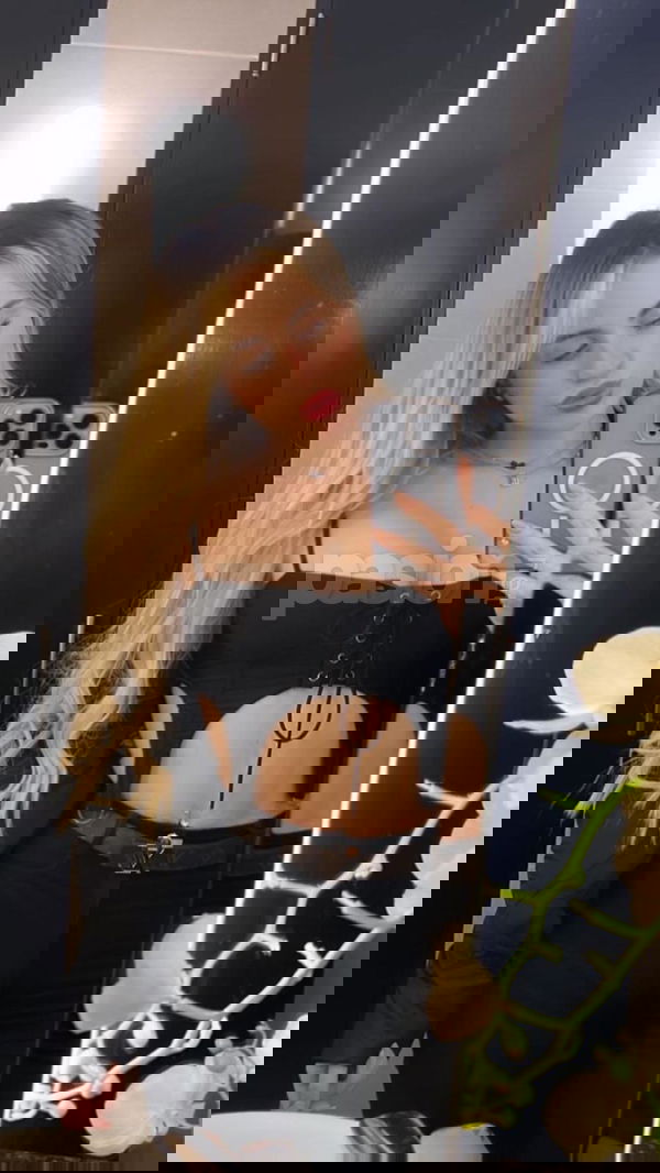 Soy Viviana, una rubia con mucho estilo y carisma, deseando conocer a alguien que me haga sentir en sintonía. Buscar momentos emocionantes y salir de la monotonía es lo mío. Si te gustan las aventuras y disfrutar de cada instante, vamos a conectar seguro. No tengo inconveniente en moverme para quedar donde mejor nos venga, así que no dudes en decírmelo. ¡Hablemos y veamos qué surge! Viviana, mujeres, putas Pontevedra no, escorts Pontevedra no