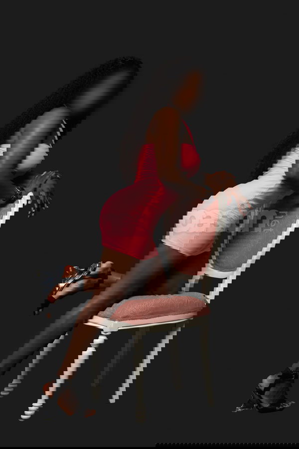 Soy una chica de Jamaica y acabo de llegar a Valencia. La ciudad me parece fascinante y está repleta de actividades para disfrutar. Me encantaría pasar buenos ratos contigo, explorar nuevos lugares, salir a divertirnos y hacer planes que sean interesantes. Si te apetece, aquí tienes mi número: 614096320. Busco conocer a gente simpática y, además, también hablo inglés. ¡Espero que podamos conectar pronto! Laura, mujeres, putas Valencia no, escorts Valencia no