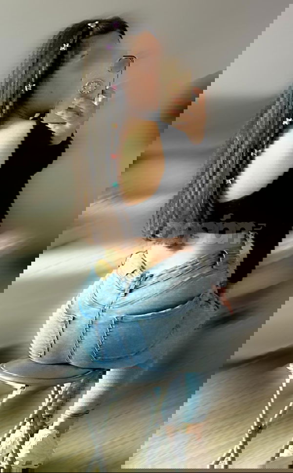 Hola, soy Natalia, una chica auténtica, educada y con estilo. Estoy deseando conocer a gente nueva y charlar sobre nuestras vidas y pasiones. En mi tiempo libre, disfruto hacer ejercicio y luego relajarme en una terraza con un zumo. También me encanta dar paseos y salir de compras. Si te apetece conectar, no dudes en escribirme. Puedes contactarme en el 611282226. ¡Espero tener la oportunidad de conocer y compartir un buen rato contigo! Natalia, mujeres, putas Barcelona no, escorts Barcelona no