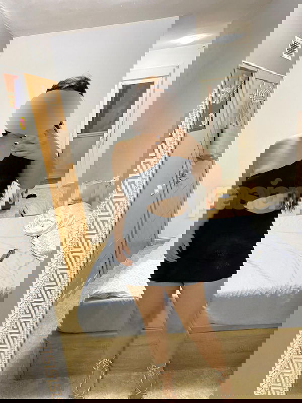 Soy una chica latina de 21 años, muy simpática y con mucho buen rollo. Me llamo Celeste, llegué recientemente desde Colombia y estoy enamorada de esta ciudad. Me encanta salir de fiesta, disfrutar de unos cócteles en los bares más cool y aprovechar el tardeo. La comida española me ha conquistado. Si tienes ganas de quedar para salir a bailar o tomar algo, no dudes en mandarme un mensaje por WhatsApp. Mi número es 613327565. ¡Espero saber de ti pronto! Celeste, mujeres, putas Albacete no, escorts Albacete no