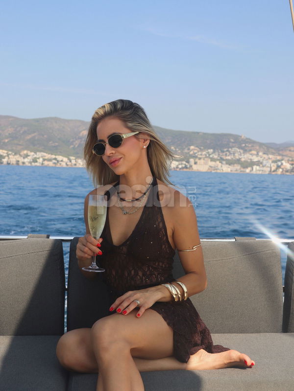 Hola, soy Emma, brasileña, con una sonrisa que no se me borra y siempre de buen rollo. Me encanta ser elegante y cercana, así que cuando nos conozcamos, verás que lo que digo es verdad. Si te apetece, mándame un mensaje y hablemos un rato. ¡Te espero! Mi móvil es 652464839. Emma Ferrer, mujeres, putas Mallorca no, escorts Mallorca no