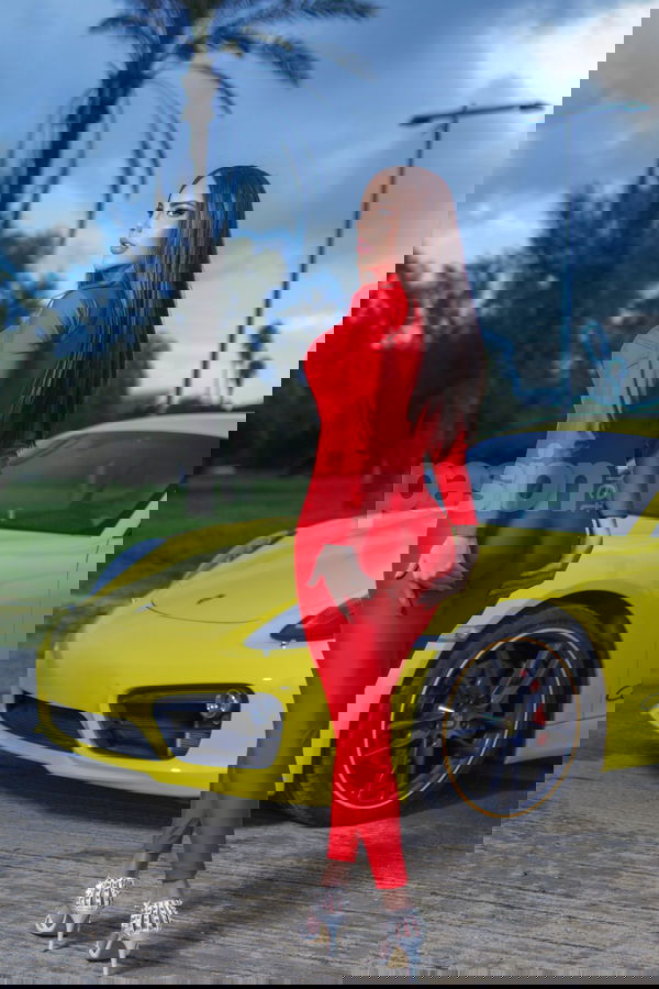 Ova es una masajista ecuatoriana que realiza sesiones de masajes relajantes con una técnica excepcional, sus tratamientos aseguran relax y una experiencia única de conexión. OVA MARZOLI, masajes, putas Barcelona no, escorts Barcelona no