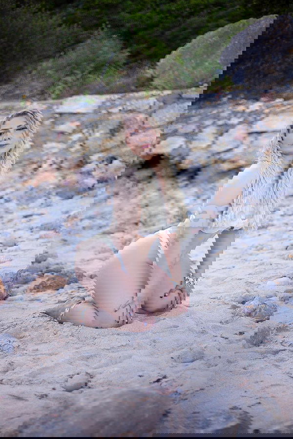 Soy Bianca y estoy lista para disfrutar de la vida como si no hubiera un mañana. Siempre con una sonrisa y un espíritu aventurero que me impulsa a explorar cada rincón de este bonito mundo. Mi número es 610664508.Me encanta rodearme de personas con energía, que busquen vivir experiencias inolvidables y con un toque de picardía. Juntos podemos crear recuerdos especiales, llenos de pasión y diversión. ¡Vamos a aprovechar al máximo todo lo que la vida nos ofrece! Bianca, mujeres, putas Murcia no, escorts Murcia no