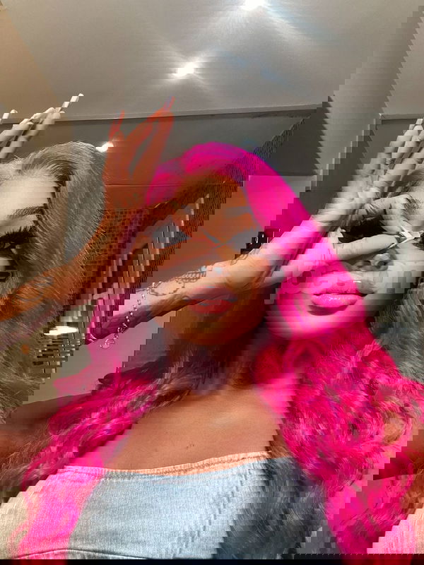 Hola, soy la mujer trans que has visto en las fotos. Me describen como simpática, cariñosa y encantadora. Me encanta disfrutar del bienestar y relajarme, y estoy aquí para conocer gente nueva y divertirme en la ciudad. Soy una trans colombiana muy femenina, lista para pasar un buen rato. Si buscas buena compañía y experiencias agradables, aquí estoy. Encantadora joven trans, trans, putas Barcelona no, escorts Barcelona no