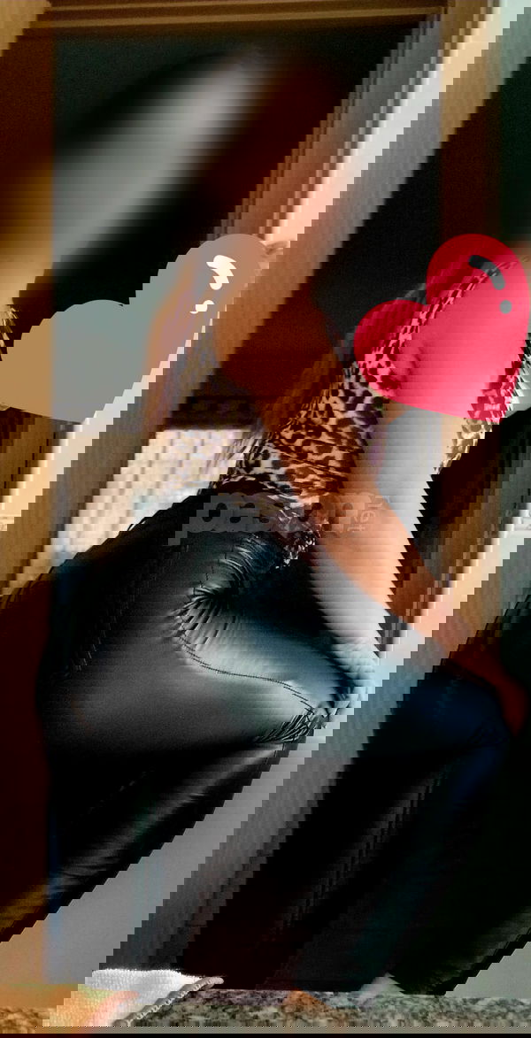 Hola, soy Lucía, tengo 30 años y soy de Valencia. Tengo ganas de conocer a gente con la que hacer planes divertidos y pasar un buen rato. Me va salir a pasear, ver una peli o disfrutar de una buena noche de baile. Si te apetece, podemos hablar para quedar y organizar algo juntos, ¿te parece? Estoy segura de que podemos forjar una buena conexión. Mi móvil es 627040390. Escríbeme por WhatsApp si te interesa y vamos conociéndonos un poco más. ¡Espero tu mensaje! Lucia, mujeres, putas Valencia no, escorts Valencia no