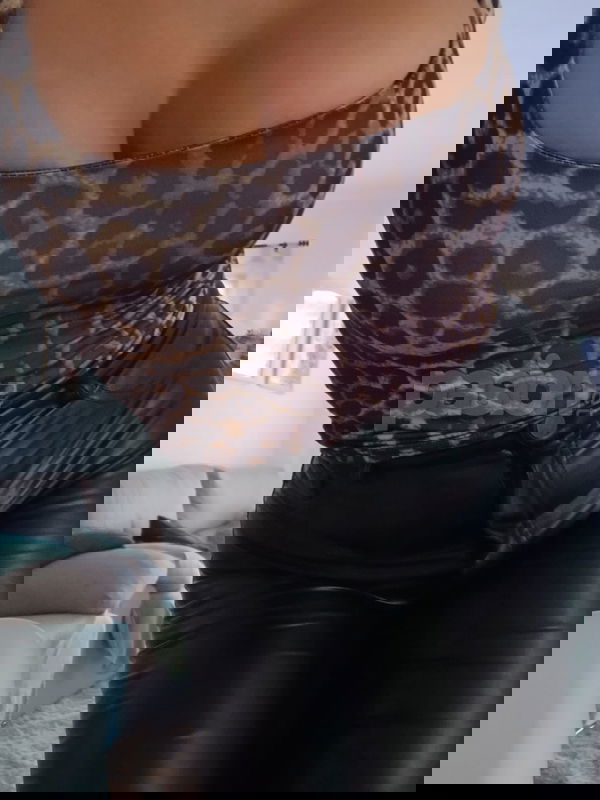 Hola, soy Lucía, tengo 30 años y soy de Valencia. Tengo ganas de conocer a gente con la que hacer planes divertidos y pasar un buen rato. Me va salir a pasear, ver una peli o disfrutar de una buena noche de baile. Si te apetece, podemos hablar para quedar y organizar algo juntos, ¿te parece? Estoy segura de que podemos forjar una buena conexión. Mi móvil es 627040390. Escríbeme por WhatsApp si te interesa y vamos conociéndonos un poco más. ¡Espero tu mensaje! Lucia, mujeres, putas Valencia no, escorts Valencia no