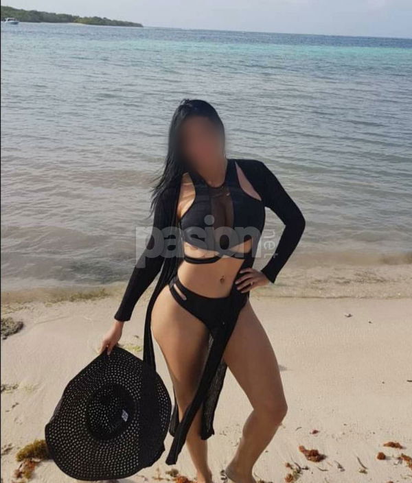 Hola, ¿qué tal? Soy Sara, quiromasajista con un montón de experiencia. Ofrezco una variedad de masajes, incluyendo relajantes y descontracturantes, y trabajo en distintos puntos del cuerpo como la zona lumbar, dorsal y más. Tengo a tu disposición camilla para que te sientas cómodo/a. Si quieres saber más, no dudes en llamarme o enviarme un mensaje por WhatsApp al 633708275. ¡Estoy aquí para ayudarte a sentirte mejor! Sara, mujeres, putas La Coruña no, escorts La Coruña no