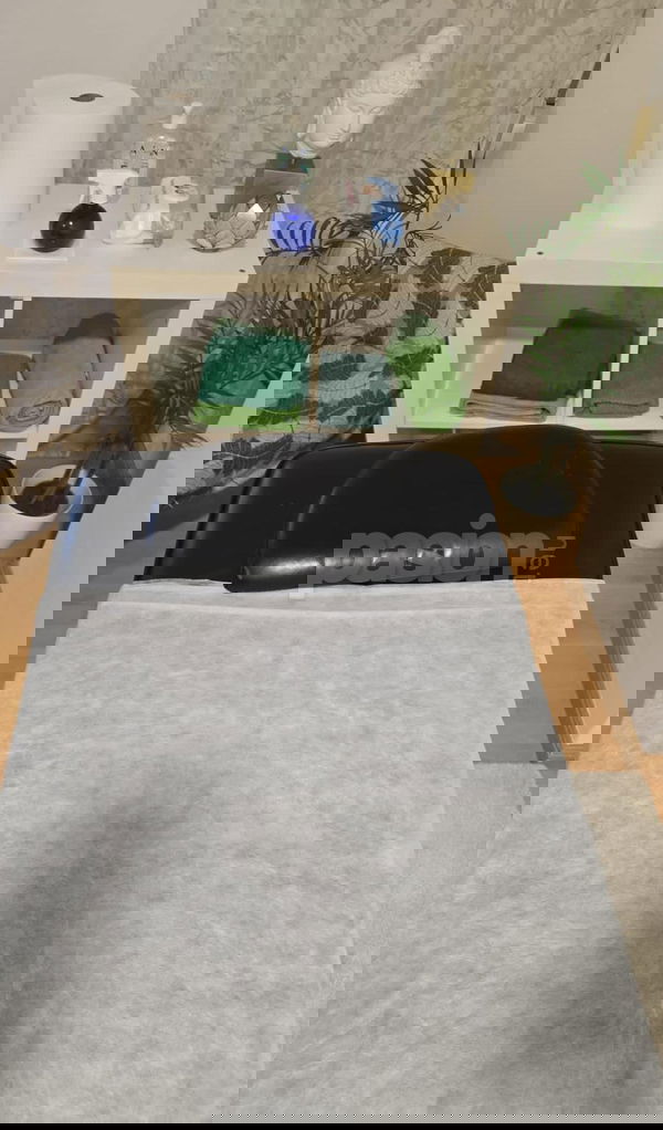 Hola, ¿qué tal? Soy Sara, quiromasajista con un montón de experiencia. Ofrezco una variedad de masajes, incluyendo relajantes y descontracturantes, y trabajo en distintos puntos del cuerpo como la zona lumbar, dorsal y más. Tengo a tu disposición camilla para que te sientas cómodo/a. Si quieres saber más, no dudes en llamarme o enviarme un mensaje por WhatsApp al 633708275. ¡Estoy aquí para ayudarte a sentirte mejor! Sara, mujeres, putas La Coruña no, escorts La Coruña no