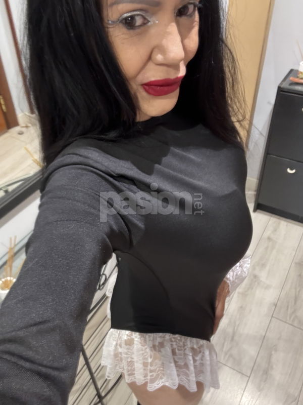 Hola, soy Minerva, una mujer morena simpática, dulce y divertida. Me encanta conocer gente nueva y disfrutar de momentos agradables. Me veo como una persona elegante y carismática, donde te sentirás relajado y a gusto en mi compañía. ¡Te aseguro que dejarás atrás la rutina y saldrás renovado, deseando repetir! Dulce y encantadora, mujeres, putas Gijón no, escorts Gijón no