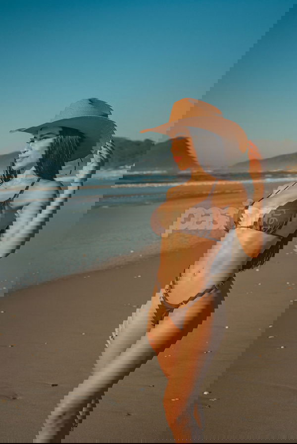 Hola, soy Simone, una mujer con un toque especial y un encanto natural. Me describiría como divertida y muy carismática, con una mirada que atrapa. Cuido cada detalle de mi estilo, mostrando mi amor por lo único. Mi energía te hará sentir en un ambiente lleno de magia y buena conexión. Si quieres disfrutar de momentos inolvidables, no dudes en contactarme. ¡Te espero! Simone, mujeres, putas Madrid no, escorts Madrid no