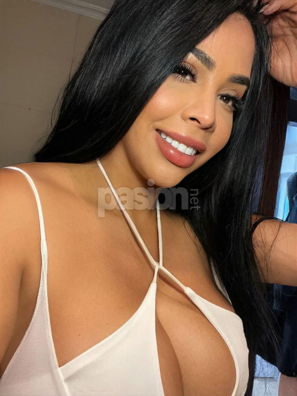 Soy Cami, una chica venezolana que acaba de llegar. Siempre traigo buenas vibras conmigo y me encanta disfrutar. Si tienes algo en mente y quieres contármelo, ¡anímate! Espero saber de ti pronto. CAMI VENEZOLANA, mujeres, putas La Coruña no, escorts La Coruña no