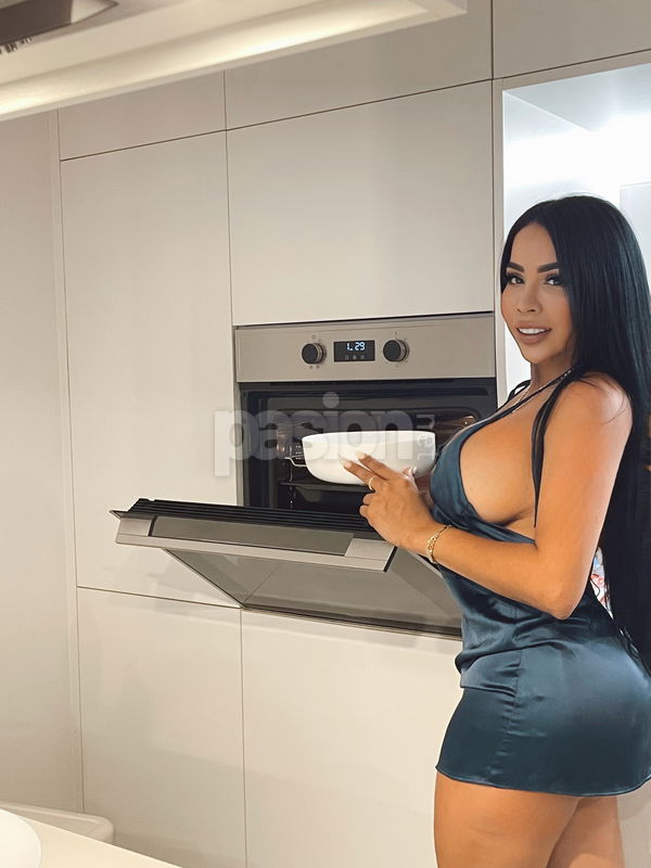 Soy Cami, una chica venezolana recién llegada a la ciudad. Siempre traigo buena vibra y entusiasmo. Me encanta disfrutar de momentos agradables y divertidos, así que si tienes alguna idea para un plan, ¡anímate a contármelo! Cami, mujeres, putas La Coruña no, escorts La Coruña no