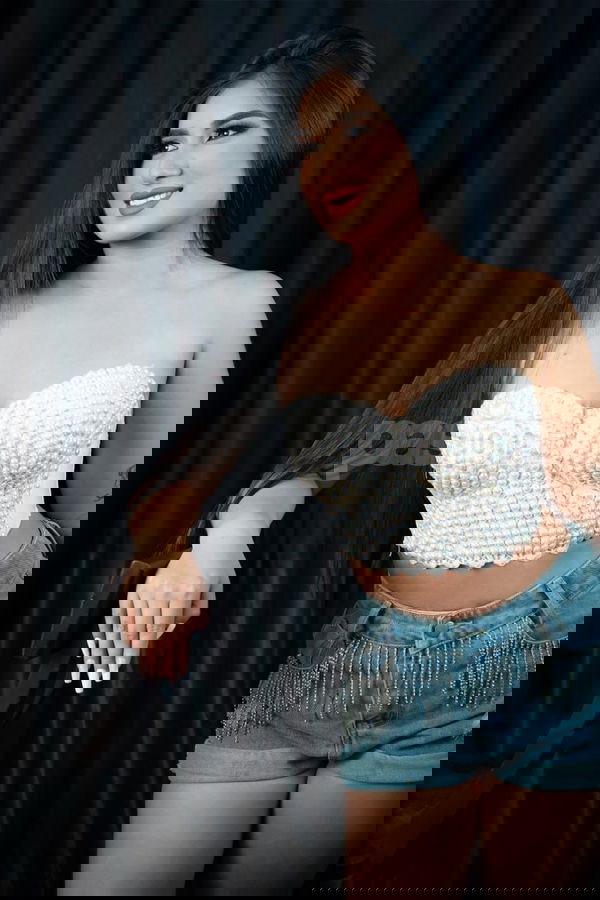 Soy Sofia, una chica colombiana de 19 años, muy emocionada por disfrutar de la ciudad y crear recuerdos inolvidables. Mi contacto es 623158502. En mis fotos podrás apreciar que tengo buen aspecto, pero lo más especial es mi personalidad, la cual seguro que te sorprenderá. Estoy lista para vivir momentos divertidos y compartir experiencias. ¡Espero que podamos charlar y conocernos mejor! Sofia, mujeres, putas Murcia no, escorts Murcia no