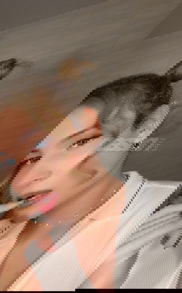 Soy Emma, una joven rubia trans de 20 años que acaba de llegar. Estoy llena de energía y con ganas de conocer gente nueva. Me considero simpática, respetuosa y divertida, así que seguro que lo pasamos genial. Me encanta explorar, visitar sitios interesantes y disfrutar de buena música, cine, teatro y literatura. Si te apetece, podemos quedar y charlar un rato. ¡Espero conocerte pronto! EMMA, trans, putas Castellón no, escorts Castellón no