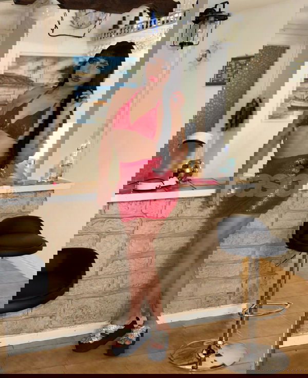 Hola, soy Samantha, una latina de piel morena. Lo que suele gustar a la gente de mí es lo divertida y amena que soy, además de mi aspecto, por supuesto. Si tienes ganas de pasar un buen rato, no dudes en llamarme al 613969395 y seguro que lo pasamos genial. Samantha, trans, putas Mallorca no, escorts Mallorca no