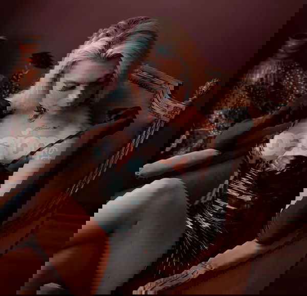 Hola, soy Valesca, una mujer trans con una melena rubia y muchos tatuajes. Me gusta vivir intensamente, conocer nuevas personas y crear recuerdos inolvidables. Si buscas charlas auténticas, buena vibra y un poco de complicidad, probablemente haremos buena conexión. Adoro salir, descubrir los rincones de Madrid o simplemente disfrutar de buenos momentos.  VALESCA una chica trans muy especial, trans, putas Madrid no, escorts Madrid no