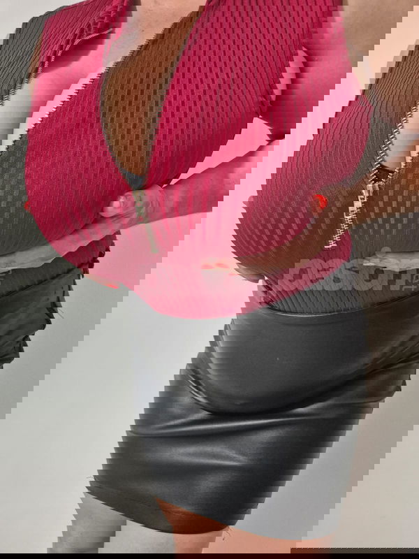 Hola, soy Karol, la chica latina que siempre has deseado. Mis curvas te llevan a una experiencia única y emocionante. Ven a descubrir mis encantos y despierta tu lado más aventurero; soy la inspiración perfecta para vivir momentos inigualables. Mi simpatía se une con un toque especial que garantiza la máxima satisfacción. Karol curvas impresionantes, mujeres, putas Madrid no, escorts Madrid no