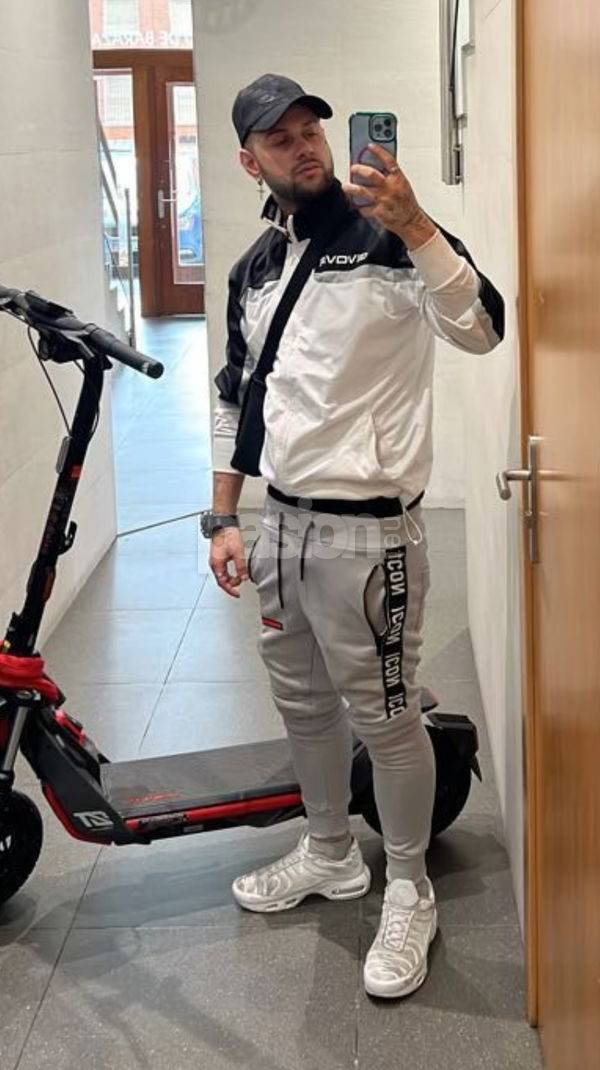 Chico gitano de 175 cm y 70 kg, con un cuerpo atlético y que se cuida mucho. Si quieres hablar, envíame un mensaje. Importante: no acepto llamadas ocultas. Gitano atlético, hombres, putas Barcelona no, escorts Barcelona no