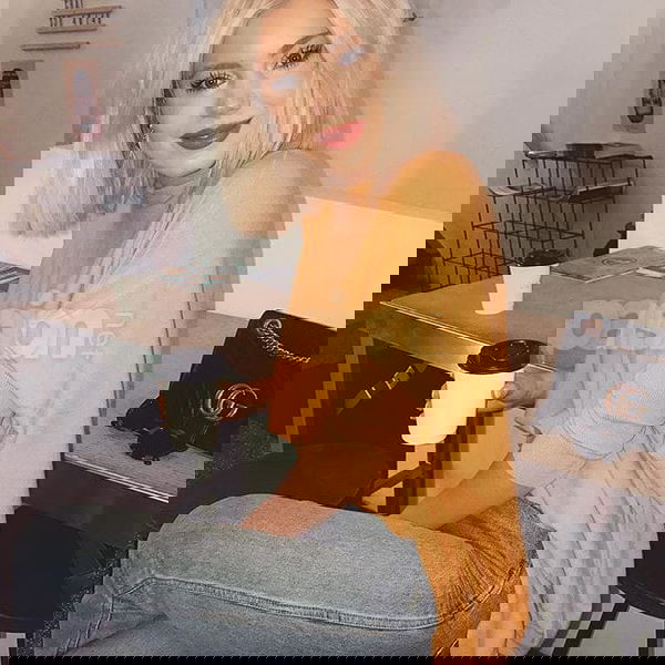 Soy una mujer encantadora y con mucho estilo, siempre dispuesta a disfrutar de momentos únicos. Me considero divertida, amable y con espíritu aventurero. MUJER DESLUMBRANTE, mujeres, putas Pontevedra no, escorts Pontevedra no