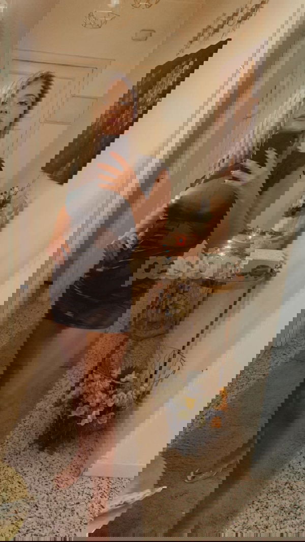 Hola, soy Salma, tengo 27 años y soy colombiana. Soy una mujer auténtica con un aire de sofisticación. Disfruto de hacer conexiones auténticas y siempre con una sonrisa que deja huella. Me gusta rodearme de personas que aporten algo especial, ya que la conexión genuina es fundamental para mí. Salma, mujeres, putas Barcelona no, escorts Barcelona no