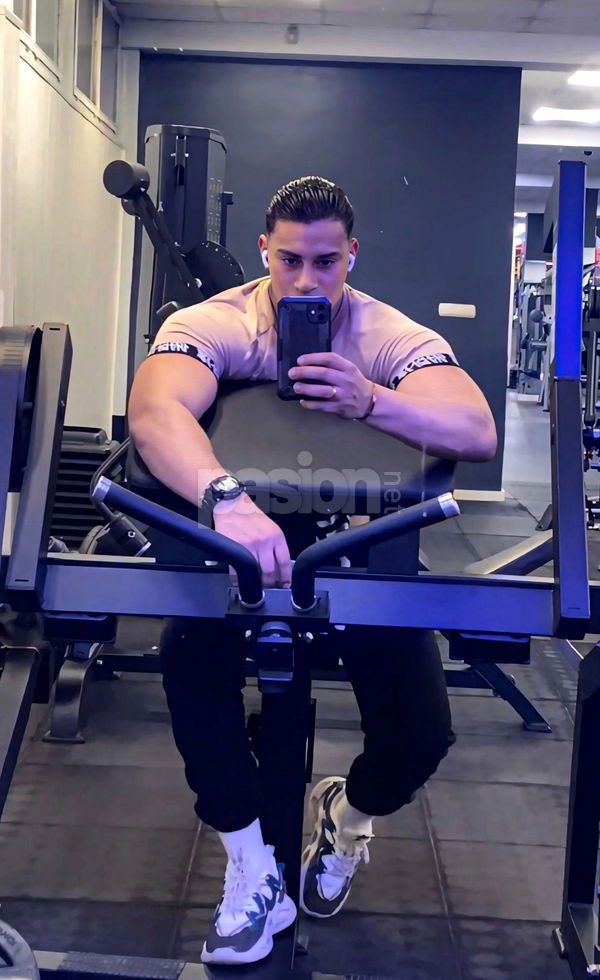 Hola, ¿qué tal? Me presento, soy Dareck, un venezolano de 25 años, mido 1.70 metros, tengo un cuerpo atlético y unos ojos oscuros. Me considero una persona culta, amable y divertida, ideal para cualquier situación. Estoy aquí para aportar experiencias nuevas e interesantes a tu vida. Si necesitas algo, solo dímelo. ¡Espero saber de ti pronto! Dareck, gay, putas Valencia no, escorts Valencia no