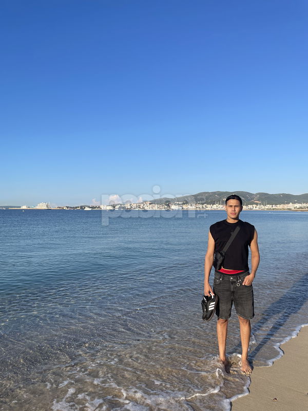 Soy Gus, un chico lleno de energía y con ganas de crear momentos únicos. Las experiencias son mucho más intensas cuando tienes a alguien especial contigo. Estoy aquí para charlar y compartir nuevas vivencias. ¡Espero tu mensaje! Joven latino, hombres, putas Mallorca no, escorts Mallorca no