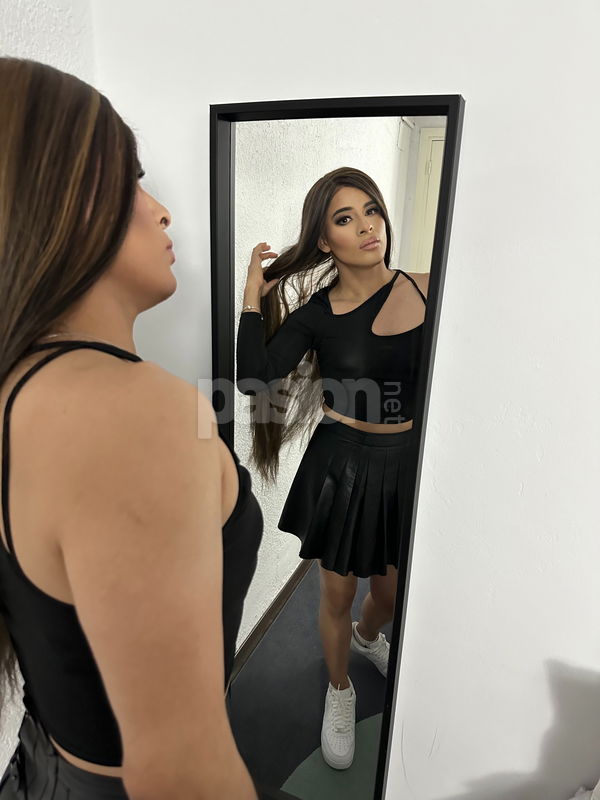 Soy una persona encantadora y con estilo, siempre con buenas vibras y un toque coqueta. Me encanta vestirme con clase y disfrutar de charlas amenas que llenen el momento de alegría. Si estás en busca de alguien con quien compartir complicidad y risas, creo que podemos conectar maravillosamente. ¡No dudes en ponerte en contacto conmigo! Encantadora y con mucho estilo, trans, putas Barcelona no, escorts Barcelona no