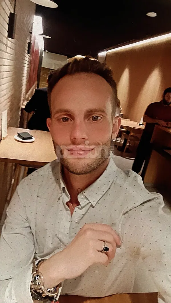 Soy Antonio y acabo de llegar a San Sebastián. Estoy buscando conocer gente y disfrutar al máximo. Me siento un poco aislado en el hotel y tengo ganas de salir a explorar, compartir risas y sumergirme en el ambiente. Si tienes alguna recomendación o te apetece hacer algo, estaría encantado de conectar con locales. ¡Hablemos! Antonio, gay, putas Guipuzcoa no, escorts Guipuzcoa no