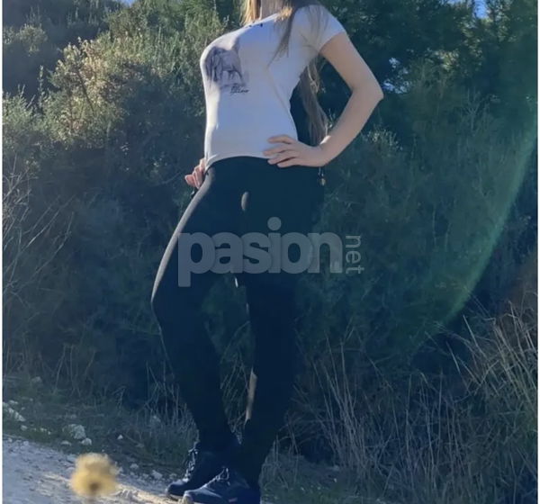 Soy Elena, tengo 25 años y soy rubia con pelo largo. Mido 1,71 m y mi figura es atlética. Mis manos son suaves y hablo varios idiomas, incluyendo español e inglés. He aprendido sobre masajes en distintos lugares. Me gustaría conocer a hombres educados que valoren la elegancia y un buen trato. Si te interesa charlar, aquí estoy. ¡Espero que podamos conectar pronto! Elena, masajes, putas Barcelona no, escorts Barcelona no