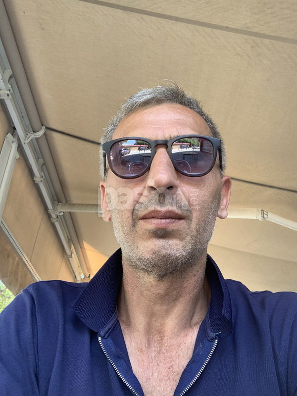 Soy un ruso serio pero con un gran corazón, buscando conocer a una mujer amable y con ganas de conversar. Aunque no soy un experto escribiendo en español, me defiendo hablando y entendiendo el idioma. Si te interesa charlar y descubrir a alguien nuevo, no dudes en ponerte en contacto. ¡Espero que podamos disfrutar de una buena conversación! Busco conocer a una mujer amable y cercana, hombres, putas Barcelona no, escorts Barcelona no